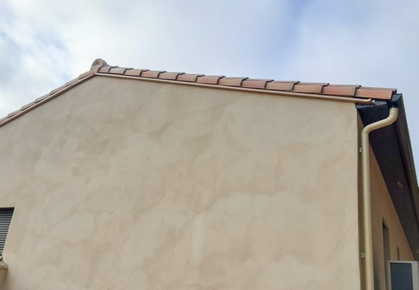 Image d'une maison avec son mur de pignon propre car il y a une mini gouttière de rive posé par SAMIL