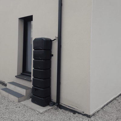 Récupérateur d'eau de pluie noir poser par samil